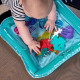 Detská plniteľná vodná podložka Baby Einstein Ocean Explorers Sensory Splash Water Mat s plávajúcimi morskými živočíchmi podporuje hru na brušku a rozvoj jemnej motoriky.