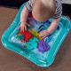 Detská plniteľná vodná podložka Baby Einstein Ocean Explorers Sensory Splash Water Mat s plávajúcimi morskými živočíchmi podporuje hru na brušku a rozvoj jemnej motoriky.