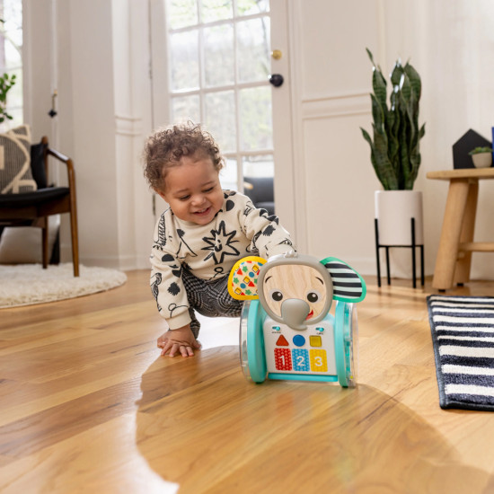 Váľajte sa, skúmajte a učte sa s interaktívnou plaziacou hračkou Baby Einstein.