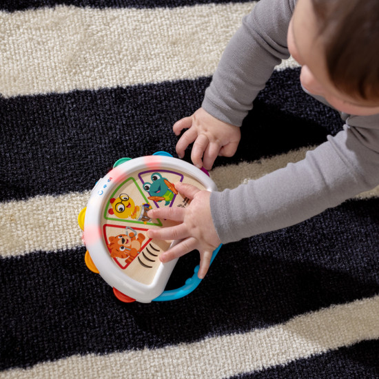 Nechajte založiť vášho drobčeka vlastnú pochodovú kapelu s tamburínou od Baby Einstein.