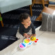 Multisenzorický dotykový xylofón zapájajúci hmat, zrak a sluch dieťaťa.