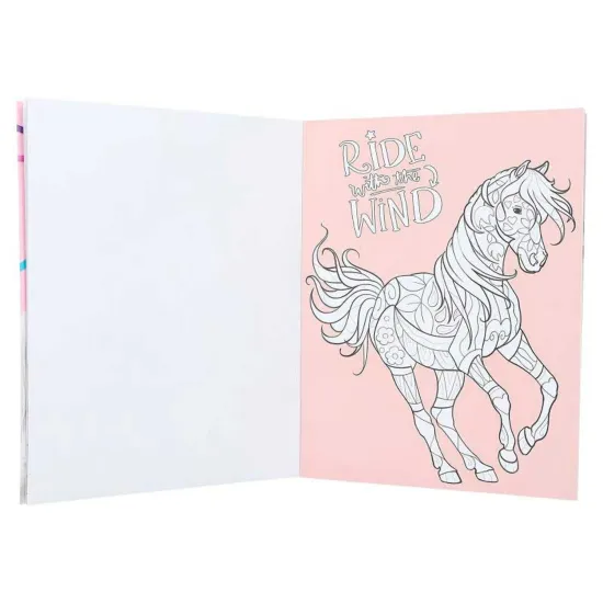 Omaľovánky Miss Melody s koňmi a dekoratívnymi vzormi