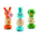 Drevená skrutkovacia hračka Rondanimo pozostáva z troch figúrok: koníka, zajačika a kačky. 