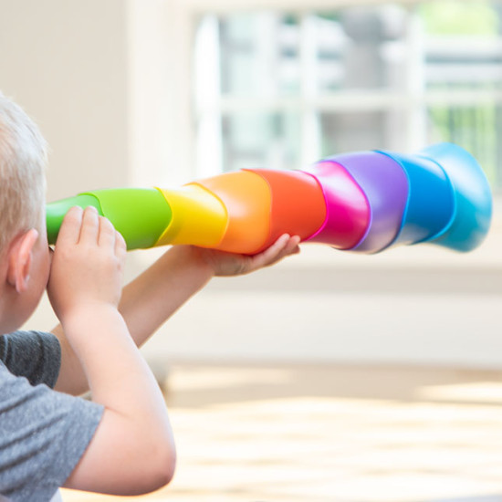 Špirálové stohovacie kelímky Spiroku od Fat Brain, farebné a pružné, rozťahovateľné do výšky 55 cm.