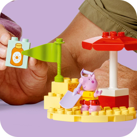 Peppa Pig a jej loďka LEGO® DUPLO® pri pláži s pieskovým hradom