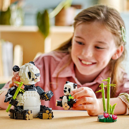 LEGO CREATOR Divoké zvieratá: Pandia rodinka – panda s mláďaťom v džungli a rôzne prestaviteľné zvieracie modely.