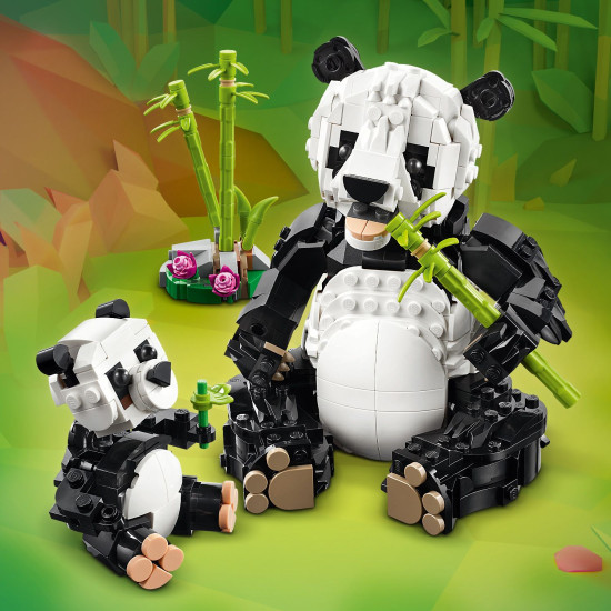 LEGO CREATOR Divoké zvieratá: Pandia rodinka – panda s mláďaťom v džungli a rôzne prestaviteľné zvieracie modely.