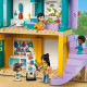 LEGO Friends Škôlka v mestečku Heartlake s minibábikami, hernými prvkami a doplnkami pre starostlivosť o najmenších obyvateľov škôlky. Dve minibábiky sa hrajú s deťmi v hernej miestnosti plnej hračiek, s preliezačkou a detskými potrebami.