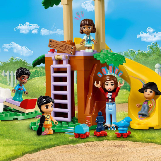 LEGO Friends Škôlka v mestečku Heartlake s minibábikami, hernými prvkami a doplnkami pre starostlivosť o najmenších obyvateľov škôlky. Dve minibábiky sa hrajú s deťmi v hernej miestnosti plnej hračiek, s preliezačkou a detskými potrebami.