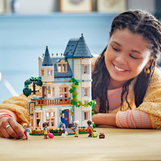 LEGO Friends Štýlový hotel na zámku s francúzskym dizajnom, luxusným apartmánom s vaňou na nožičkách, zimnou záhradou, recepciou a tajomným podkrovím plným historických artefaktov.