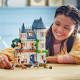 LEGO Friends Štýlový hotel na zámku s francúzskym dizajnom, luxusným apartmánom s vaňou na nožičkách, zimnou záhradou, recepciou a tajomným podkrovím plným historických artefaktov.