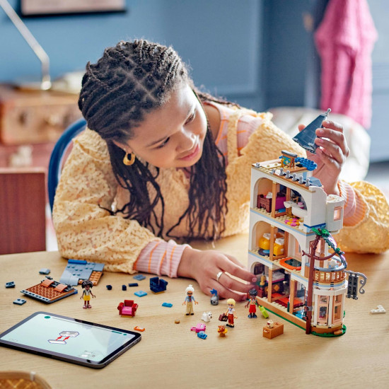 LEGO Friends Štýlový hotel na zámku s francúzskym dizajnom, luxusným apartmánom s vaňou na nožičkách, zimnou záhradou, recepciou a tajomným podkrovím plným historických artefaktov.