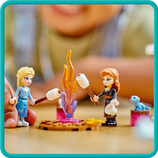 LEGO stavebnica Ľadové kráľovstvo: Elsa a hrad s minifigúrkami Elsy a Anny, zvieratkami Bruniho a malého soba, kuchyňou, krbom, hojdačkou, šmýkačkou, táborákom a ľadovým kanoe. 