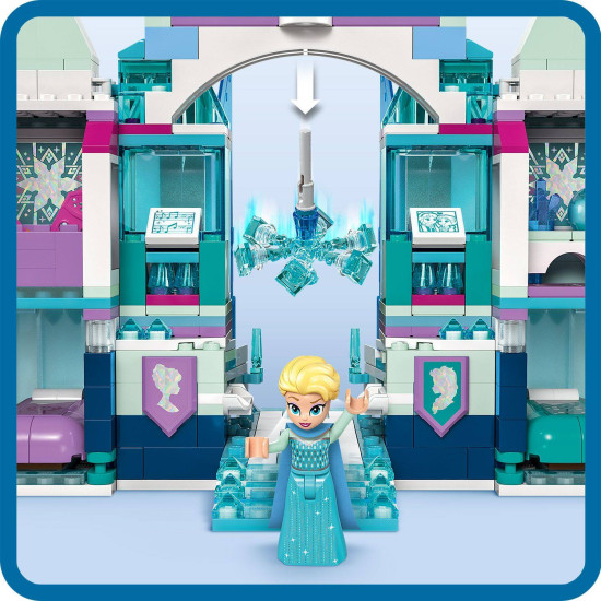 Trojposchodový ľadový palác Elsy z LEGO® Ľadového kráľovstva so scénou, kde Elsa, Anna a Kristoff stoja na balkóne, s pohyblivou podlahou, kúzelnými dverami a padajúcim lustrom. 