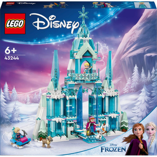 Trojposchodový ľadový palác Elsy z LEGO® Ľadového kráľovstva so scénou, kde Elsa, Anna a Kristoff stoja na balkóne, s pohyblivou podlahou, kúzelnými dverami a padajúcim lustrom. 