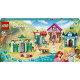  LEGO® stavebnica Disney princezné s trhom, obsahujúca minifigúrky Tiany, Aurory, Popolušky a Ariel, zberateľské prstene a rôzne herné doplnky. Model zobrazuje trh s kvetináčom, lavičkou a fontánou.