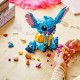 LEGO® Disney Stitch na hranie a vystavenie s pohyblivými ušami, otáčajúcou sa hlavou, zostaviteľným zmrzlinovým kornútkom a kvetinou. Ideálny darček pre fanúšikov rozprávky Lilo a Stitch.