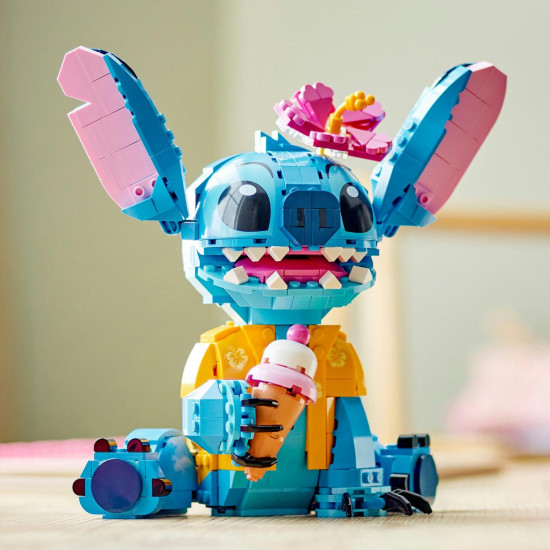 LEGO® Disney Stitch na hranie a vystavenie s pohyblivými ušami, otáčajúcou sa hlavou, zostaviteľným zmrzlinovým kornútkom a kvetinou. Ideálny darček pre fanúšikov rozprávky Lilo a Stitch.