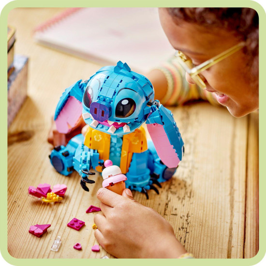 LEGO® Disney Stitch na hranie a vystavenie s pohyblivými ušami, otáčajúcou sa hlavou, zostaviteľným zmrzlinovým kornútkom a kvetinou. Ideálny darček pre fanúšikov rozprávky Lilo a Stitch.