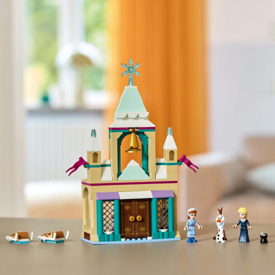 Stavebnica LEGO® Disney Frozen – kúzelný hrad s postavičkami a sánkami pre kreatívnu zábavu detí.