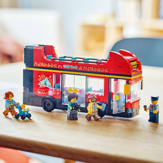 Parádny dvojposchodový vyhliadkový autobus LEGO® s pohodlnými sedadlami na oboch poschodiach, prepracovanými detailmi a rôznymi doplnkami na hranie, ako sú mikrofón, telefón a fotoaparát.