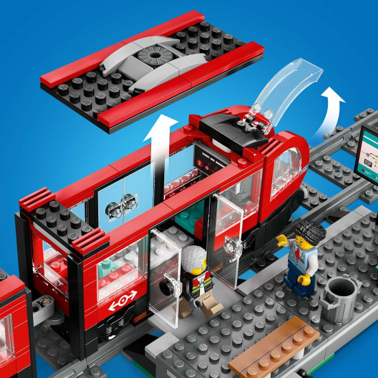 LEGO City električková zastávka s kaviarňou, automatom na lístky a priestrannou električkou s 2 kabínami pre vodičov a pohodlnými sedadlami pre cestujúcich.