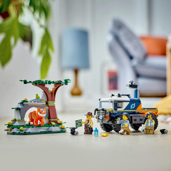 LEGO City terénne vozidlo s robustnými pneumatikami a ramenom s fotoaparátom, prieskumníci v džungli sledujú tigra, doplnené o ďalekohľad, vysielačku, mapu a prieskumný dron pre dobrodružný prieskum.