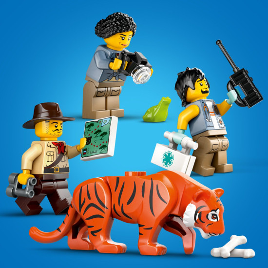 LEGO City terénne vozidlo s robustnými pneumatikami a ramenom s fotoaparátom, prieskumníci v džungli sledujú tigra, doplnené o ďalekohľad, vysielačku, mapu a prieskumný dron pre dobrodružný prieskum.