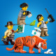 LEGO City terénne vozidlo s robustnými pneumatikami a ramenom s fotoaparátom, prieskumníci v džungli sledujú tigra, doplnené o ďalekohľad, vysielačku, mapu a prieskumný dron pre dobrodružný prieskum.