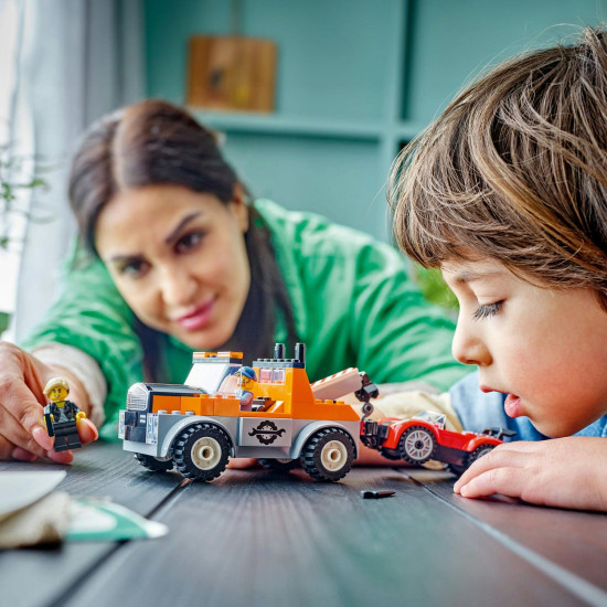 Odťahové vozidlo LEGO® s vodičom v pohodlnej kabíne, odolnými širokými pneumatikami a funkčným navijakom, ktorý odťahuje pokazený športiak, pripravené na pomoc v každej situácii.