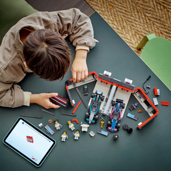 LEGO CITY Garáž F1® s pretekárskymi autami Mercedes-AMG a Alpine pripravenými na štart.