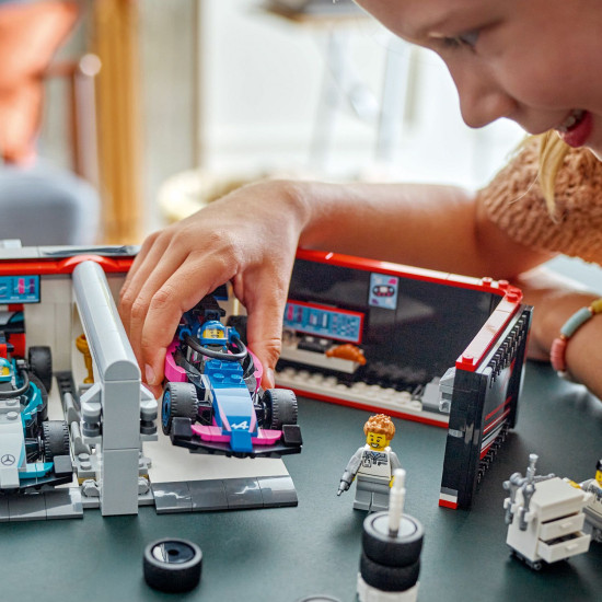 LEGO CITY Garáž F1® s pretekárskymi autami Mercedes-AMG a Alpine pripravenými na štart.