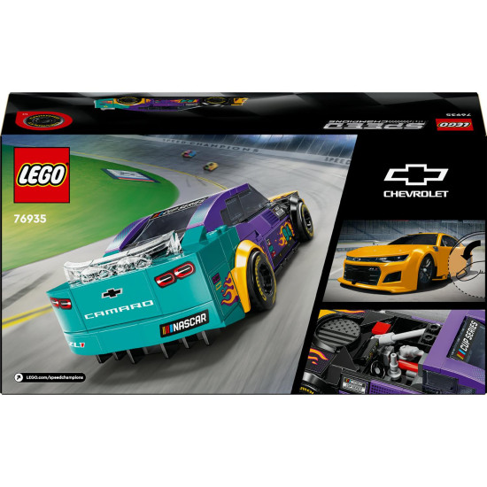 LEGO model Chevrolet Camaro ZL1 s autentickými detailmi, žiarivými farbami a minifigúrkou pretekára v tematickej kombinéze pripravený na preteky.