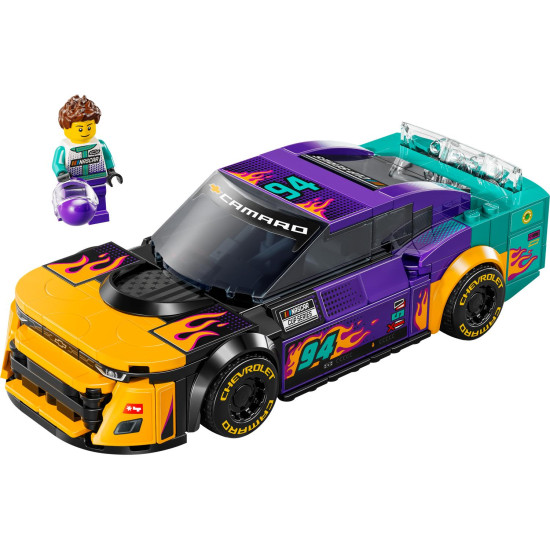 LEGO model Chevrolet Camaro ZL1 s autentickými detailmi, žiarivými farbami a minifigúrkou pretekára v tematickej kombinéze pripravený na preteky.