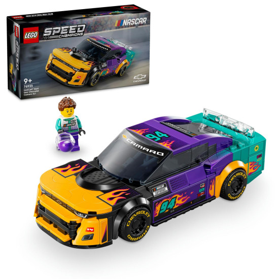 LEGO model Chevrolet Camaro ZL1 s autentickými detailmi, žiarivými farbami a minifigúrkou pretekára v tematickej kombinéze pripravený na preteky.