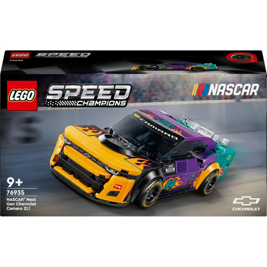 LEGO model Chevrolet Camaro ZL1 s autentickými detailmi, žiarivými farbami a minifigúrkou pretekára v tematickej kombinéze pripravený na preteky.