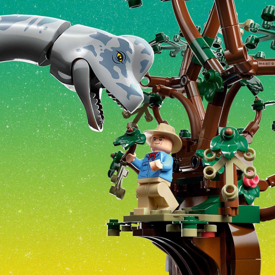 LEGO Jurassic World Objavenie brachiosaura: Polohovateľný brachiosaurus, Jeep a minifigúrky zo sveta Jurského parku.