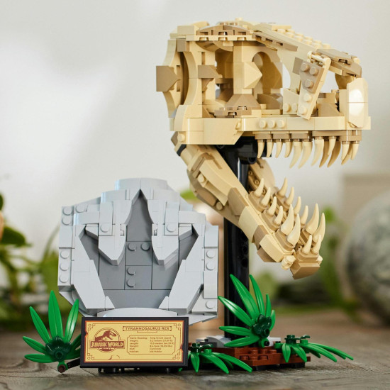 LEGO® Jurassic World stavebnica s lebkou T-Rexa a fosíliami pre deti, ktorá obsahuje stojan s informačnou ceduľkou, otváraciu čeľusť a skrytý „jantárový“ dielik.