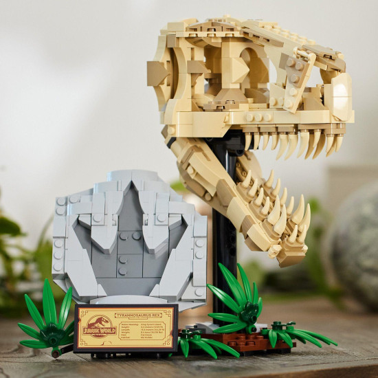 LEGO® Jurassic World stavebnica s lebkou T-Rexa a fosíliami pre deti, ktorá obsahuje stojan s informačnou ceduľkou, otváraciu čeľusť a skrytý „jantárový“ dielik.