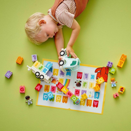 LEGO DUPLO Nákladiak s abecedou je dokonalým úvodom do problematiky písmen pre predškolákov.
