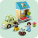 Vydajte sa na poriadne dobrodružstvo vďaka stavebnici LEGO® DUPLO® Mesto: Pojazdný rodinný domček (10986). 