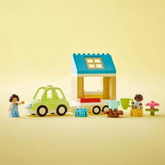 Vydajte sa na poriadne dobrodružstvo vďaka stavebnici LEGO® DUPLO® Mesto: Pojazdný rodinný domček (10986). 
