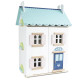 Tento rozkošný domček na hranie je kompletne vymaľovaný a vyzdobený v pastelových odtieňoch jemnej modrej, ružovej a bielej.