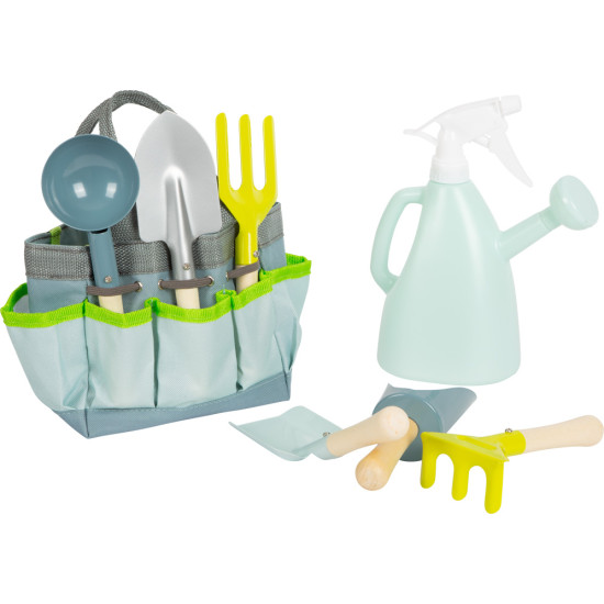 V taške sú všetky nástroje, ktoré deti potrebujú pre prácu na záhrade. 