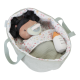 Nežnú plyšovú bábiku Evi v praktickom  košíku na spanie si môžete vziať kamkoľvek so sebou. 