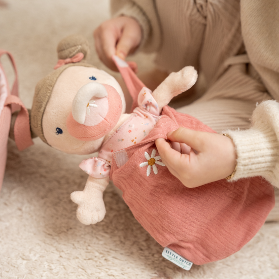 Originálna mäkká bábika s príslušenstvom Baby Rosa s prenosným košíkom na spanie.