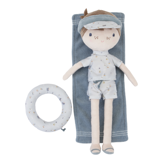 Plyšová bábika Jim v špeciálnom letnom oblečení pripravená vyraziť s vašim dieťaťom na prázdniny.