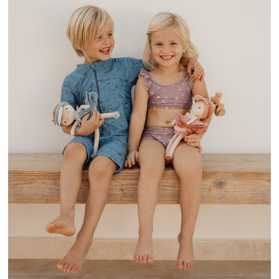 Plyšová bábika Mila v špeciálnom letnom oblečení pripravená vyraziť s vašim dieťaťom na prázdniny.