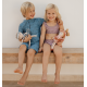 Plyšová bábika Mila v špeciálnom letnom oblečení pripravená vyraziť s vašim dieťaťom na prázdniny.