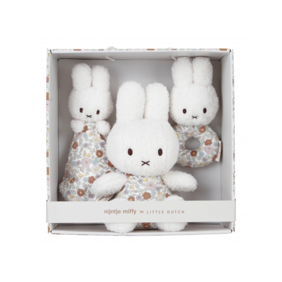 Darčeková krabica obsahuje tri hračky z jemného plyšu a menčestru, ktoré lákajú na hranie i maznanie pred spaním v postieľke: zajačika, maznáčika a hrkálku. 